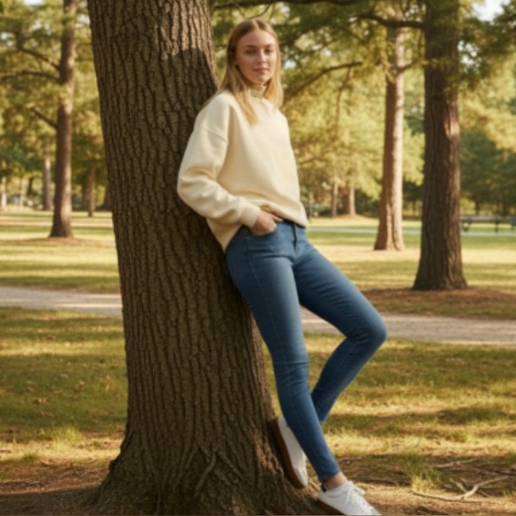 711 Levi’s Skinny Jeans - Picture 3 of 16